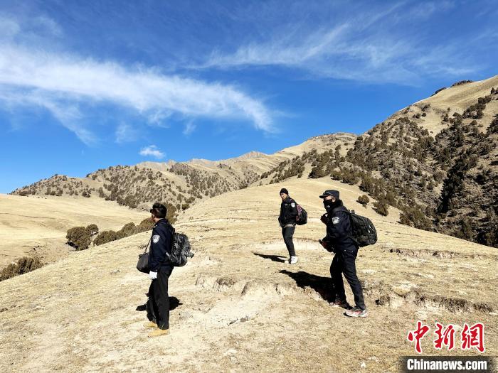 圖為生態(tài)管護(hù)人員開(kāi)展巡護(hù)?！《“瓦_(dá)杰 攝