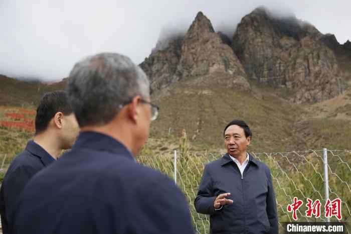圖為西藏自治區(qū)人大常委會副主任、拉薩南北山綠化指揮部副總指揮江白(右)?！∝暣_ 攝
