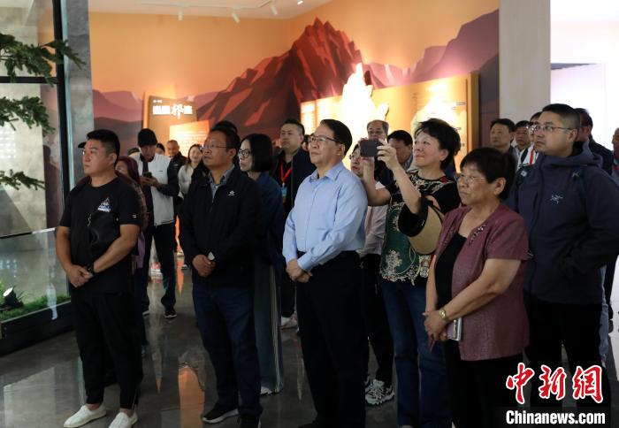 圖為臺(tái)商參訪祁連山國(guó)家公園生態(tài)科普館?！⊙Φ?攝