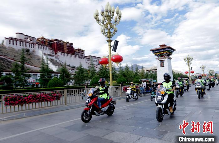 圖為2023年極地G219集結(jié)賽暨金卡納場地賽選手途經(jīng)拉薩布達(dá)拉宮?！∮文恋厍蚬﹫D