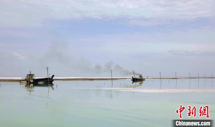 “天空之鏡”青海茶卡鹽湖：迎黃金旅游季，獨(dú)特景色引客來(lái)