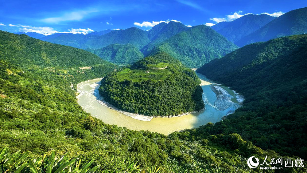 風(fēng)景秀麗、植被繁茂的西藏林芝市墨脫縣果果塘大拐彎。人民網(wǎng)記者 次仁羅布攝