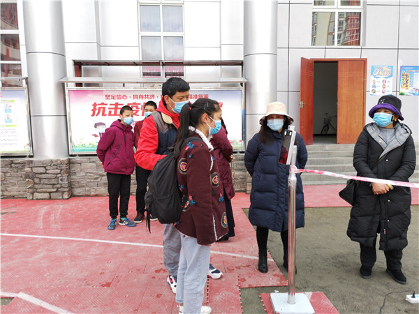 圖片默認標(biāo)題_fororder_1、學(xué)生排隊進入校園-攝影-左斌