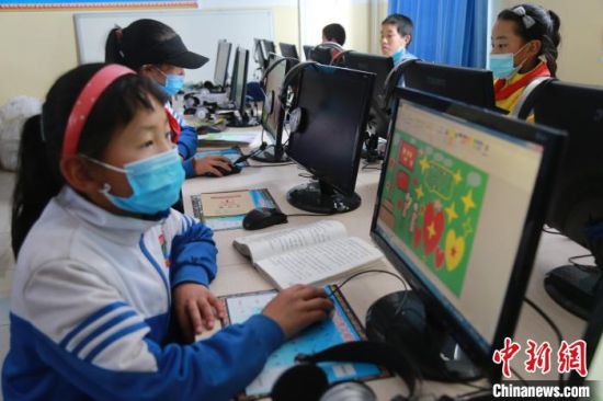 圖為鄉(xiāng)村學(xué)校少年宮的孩子們正在上電腦課?！〔抛尡尽z