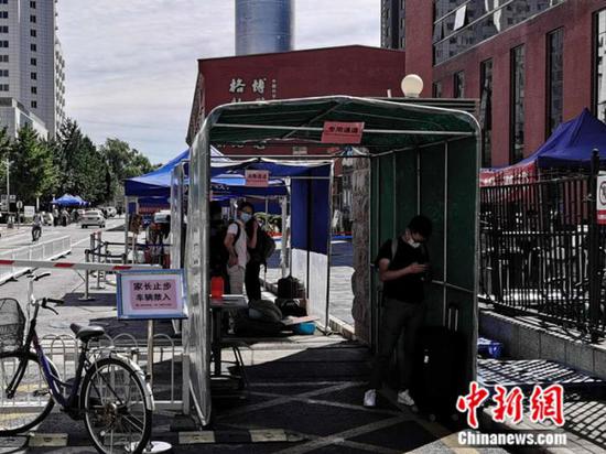 中國科學院大學校門外，豎立著“家長止步”的提示牌。 中新網(wǎng) 張尼 攝
