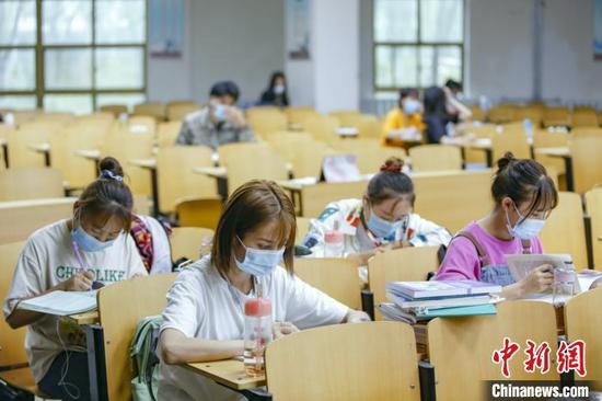 資料圖：學生在圖書館自習室內(nèi)學習?！⑾A 攝