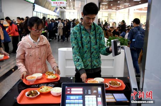 資料圖：某高校食堂學生在打飯。中新社記者 韓蘇原 攝