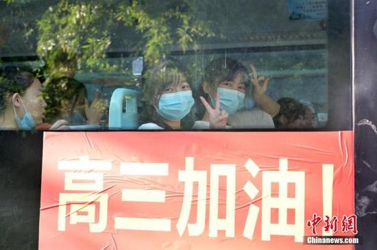 資料圖：2020年7月，廣西南寧沛鴻民族中學(xué)內(nèi)，高三學(xué)生乘坐高考專車前往考點(diǎn)。 中新社記者 俞靖 攝