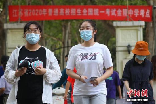 資料圖：2020年7月6日，江蘇南京一處考點(diǎn)，高考考生看完考場(chǎng)后走出考點(diǎn)。 中新社記者 泱波 攝