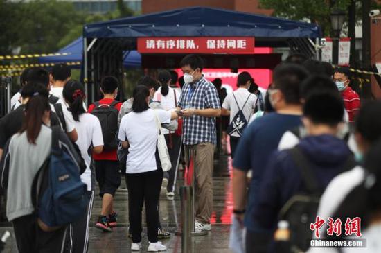 資料圖：2020年7月，上海考生步入高考考場(chǎng)。張亨偉 攝