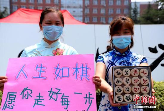 資料圖：2020年7月河南鄭州一高考考點(diǎn)，考生家長(zhǎng)送考 中新社記者 王中舉 攝
