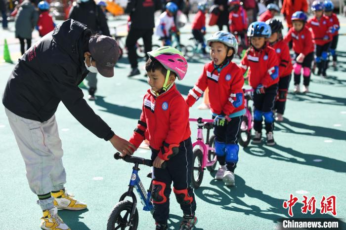 圖為拉薩市實(shí)驗(yàn)幼兒園孩子們?cè)诮叹毜闹笇?dǎo)下練習(xí)滑步車?！『闻罾?攝