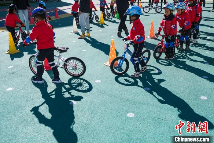 圖為拉薩市實(shí)驗(yàn)幼兒園孩子們正在練習(xí)滑步車?！『闻罾?攝