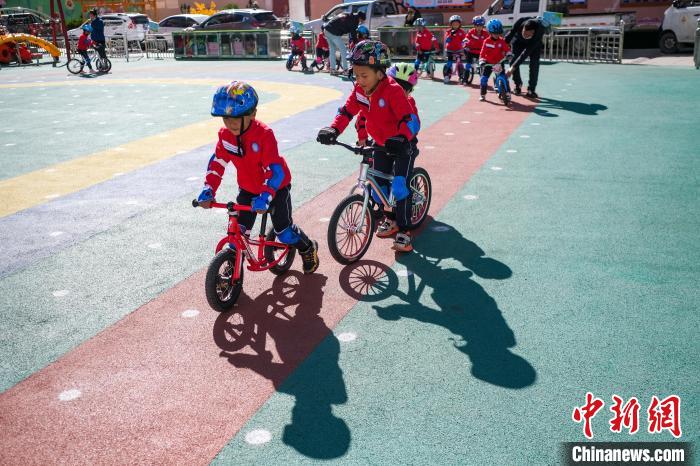 圖為拉薩市實(shí)驗(yàn)幼兒園孩子們正在練習(xí)滑步車。　何蓬磊 攝