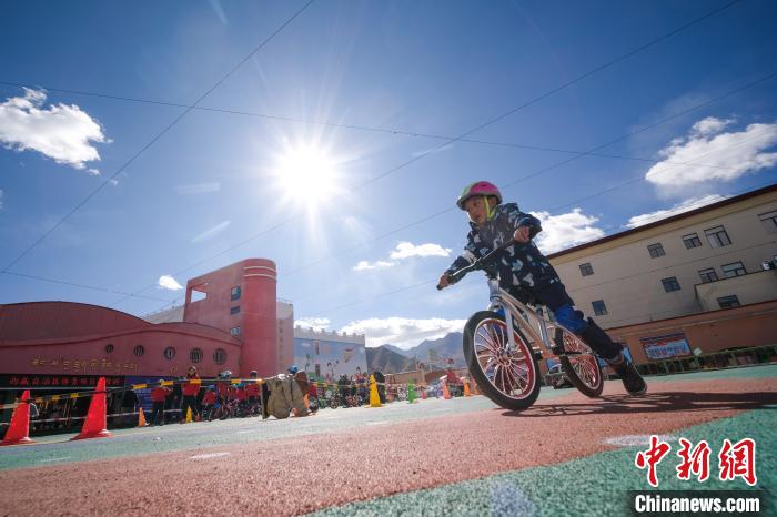 圖為拉薩市實(shí)驗(yàn)幼兒園孩子們正在練習(xí)滑步車?！『闻罾?攝
