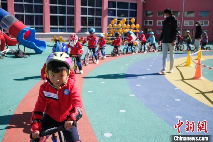 圖為拉薩市實(shí)驗(yàn)幼兒園孩子們?cè)诮叹毜闹笇?dǎo)下練習(xí)滑步車?！『闻罾?攝