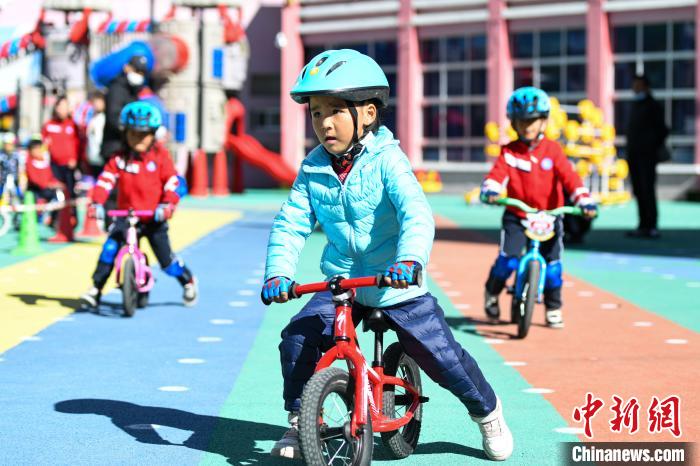 圖為拉薩市實(shí)驗(yàn)幼兒園孩子們正在練習(xí)滑步車?！『闻罾?攝