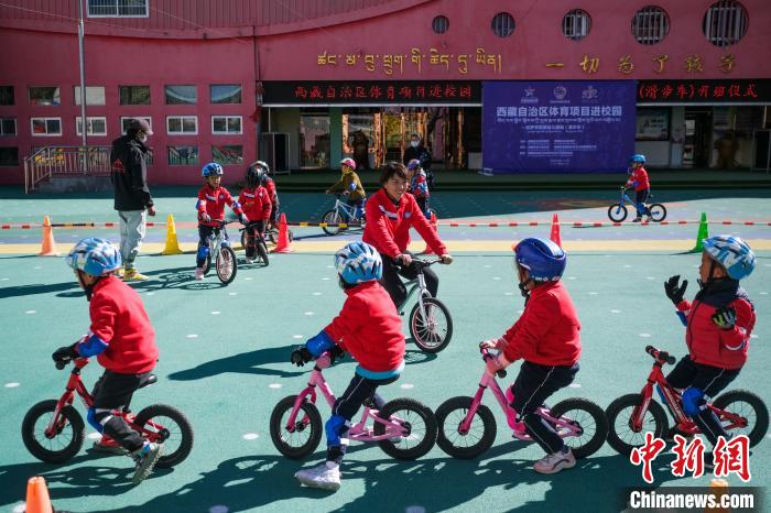圖為拉薩市實(shí)驗(yàn)幼兒園孩子們正在練習(xí)滑步車。　何蓬磊 攝