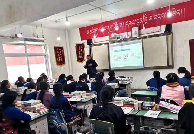 學(xué)生在免費(fèi)輔導(dǎo)班上課。　尼瑪初 攝