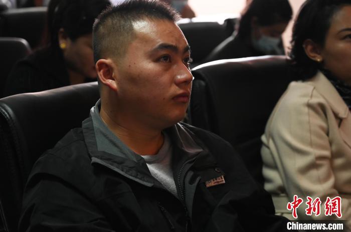 圖為企業(yè)工作人員參加講座。　趙朗 攝
