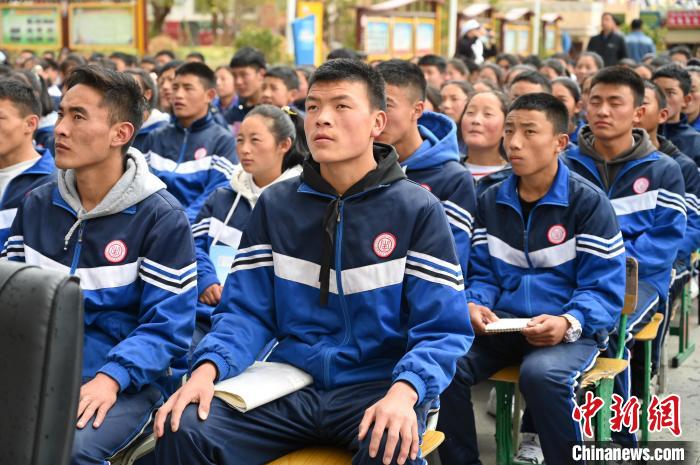 圖為昌都市第五高級中學(xué)學(xué)生參加授課?！≮w朗 攝