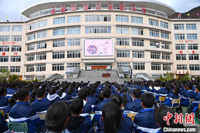 圖為昌都市第五高級中學(xué)全體學(xué)生參加授課?！≮w朗 攝