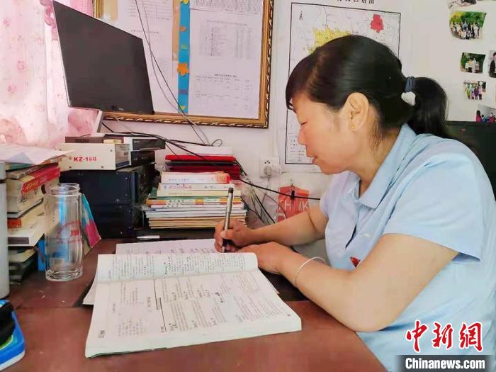 甘肅環(huán)縣“全能老師”堅(jiān)守“麻雀學(xué)?！保簩W(xué)生在，我就在