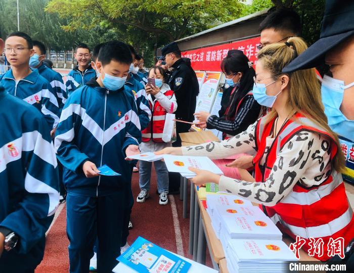 圖為西寧市法制宣傳進(jìn)校園?！∥鲗幨谐俏鲄^(qū)供圖