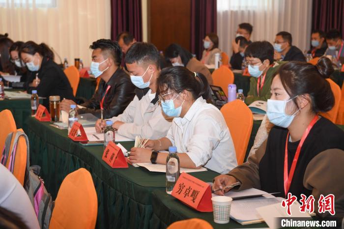 圖為第十五期全國預(yù)防青少年違法犯罪工作理論與務(wù)實高級研修班學(xué)員正在上課?！∝暩聛硭?攝
