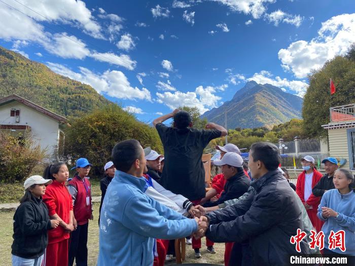 圖為學生們在西藏巴松措青少年活動營地開展趣味活動。　西藏青少年實踐教育基地供圖