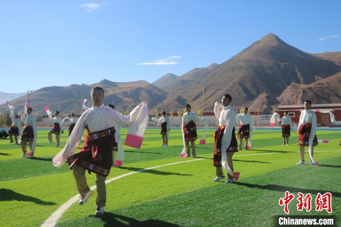 圖為青海師范大學(xué)附屬玉樹實(shí)驗(yàn)學(xué)校學(xué)生在綠茵場(chǎng)跳起囊謙古舞—卓根瑪?！〕逃?攝