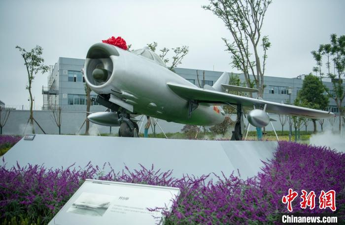 園林式戰(zhàn)斗機(jī)博物館內(nèi)展示的“殲5甲”飛機(jī)?！⒅铱?攝