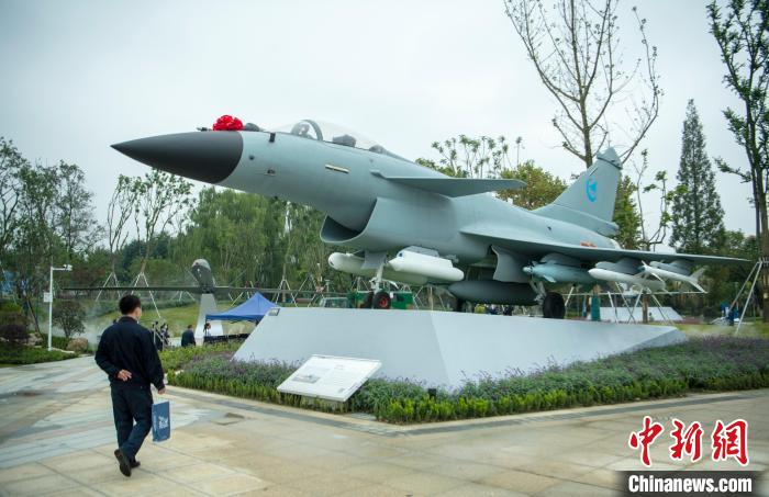 園林式戰(zhàn)斗機(jī)博物館內(nèi)展示的“殲10C”飛機(jī)。　劉忠俊 攝