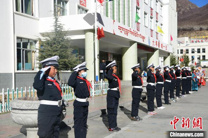 圖為加查縣安繞鎮(zhèn)小學學生爭當“小交警”體驗交警工作?！∝暩聛硭?攝