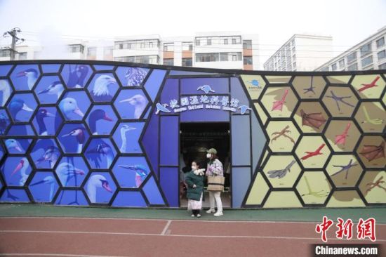圖為西寧市第一中學(xué)濕地科普宣教館?！±罱瓕?攝