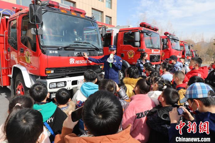 圖為消防員向小朋友們講解消防車?！铨埥?攝