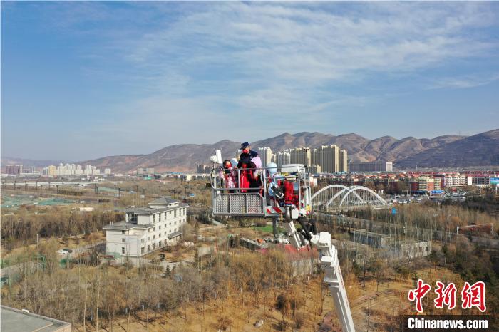圖為小朋友在消防員的陪同下，體驗(yàn)78米登高平臺(tái)消防車?！铨埥?攝