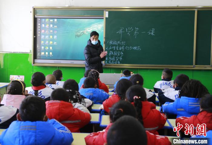 圖為學生正在上課?！●R銘言 攝