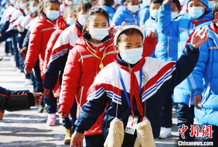 圖為學生跳起歡快的藏族舞蹈迎接新學期?！●R銘言 攝