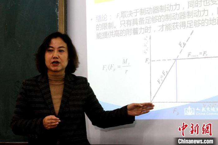 圖為李富香給學(xué)生上理論課。(資料圖) 青海省教育廳供圖