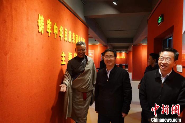 資料圖為參觀鑄牢中華民族共同體意識主題展。　胡貴龍 攝