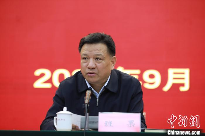 圖為青海省委常委、統(tǒng)戰(zhàn)部部長班果出席會議并講話?！『F龍 攝