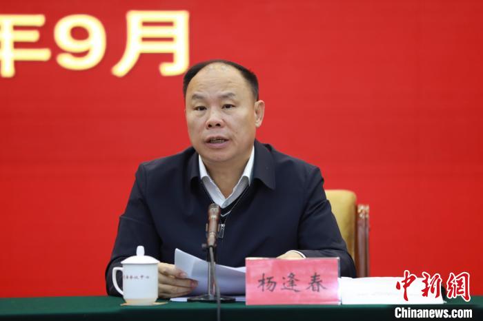 圖為青海省副省長楊逢春主持會議并講話?！『F龍 攝