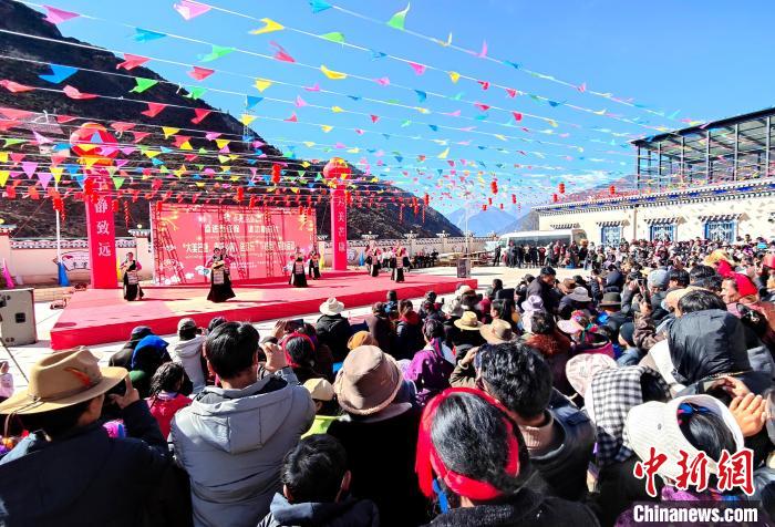 文藝活動(dòng)全景?！∶⒖悼h委宣傳部供圖