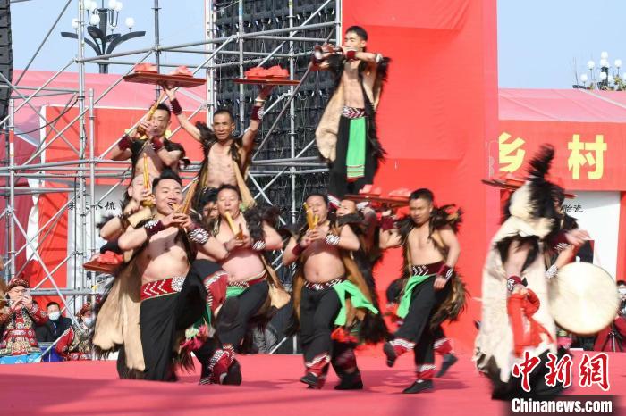 圖為少數(shù)民族舞蹈展演?！×赫赵?攝