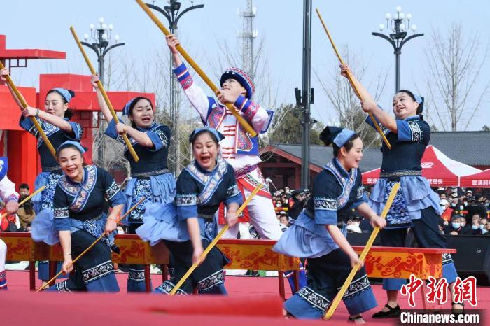 圖為廣西壯族打扁擔(dān)展演?！×赫赵?攝