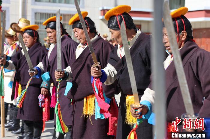 圖為藝人們手持藏刀表演加麻百·甲江?！愔闈扇?攝
