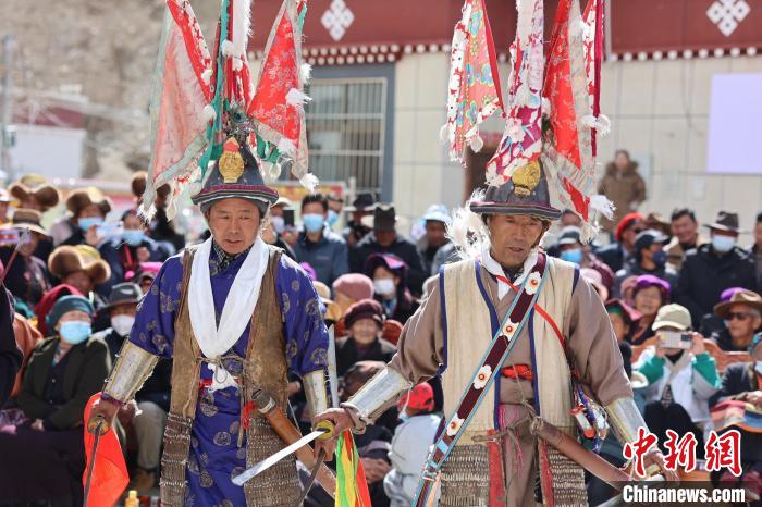 圖為兩位藝人表演瓊結(jié)“果孜”舞?！愔闈扇?攝