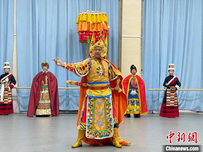 圖為格薩爾劇展演?！∠锴凡抛?供圖
