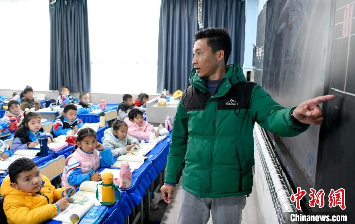 3月14日，西藏拉薩市第一小學藏語文老師拉巴次仁在課堂上。　李林 攝